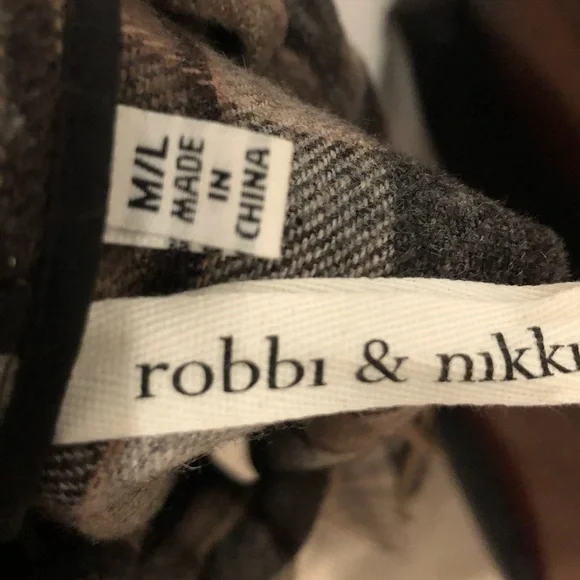 Robbi & Nikki Cape - Picture 5 of 11